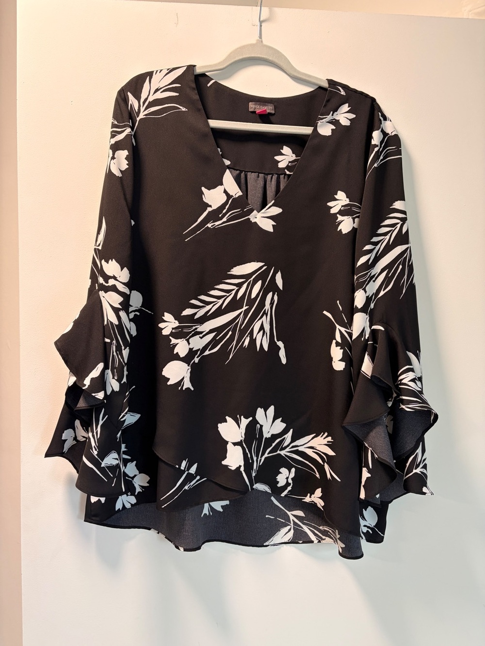 Vince Camuto Black & White Floral V-Neck Ruffle Sleeve Blouse